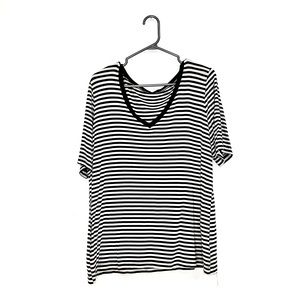 unbranded black and white striped tee short sleeve with v-neck tretch. Xl